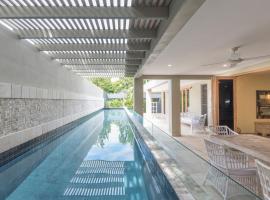 Beachside Villa with Private lap pool，位于道格拉斯港的酒店