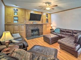 Pet-Friendly Ogallala Home about 7 Mi to Lakefront!，位于奥加拉拉的酒店