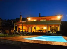 Villa Lia 10 Minutes Drive Sitges Very confortable AC Pool XL Garden Sunny oriented