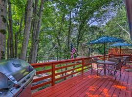 Updated Blakeslee Cottage with Fire Pit and Deck!，位于Blakeslee的酒店