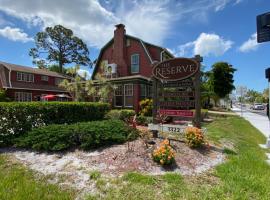 The Reserve Retreat，位于萨拉索塔Sarasota County Visitor Information Center and History Museum附近的酒店