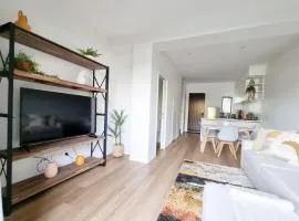 Huntington Townhouse with Patio and Parking