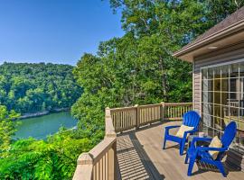 Luxe Lake Cumberland Retreat with Decks on 1 Acre!，位于Jamestown的酒店