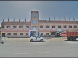 Hotel sky land，位于Kānkroli的酒店