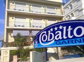 克巴尔托酒店，位于里米尼滨海中心的酒店