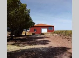 Casita de campo con vistas a una laguna