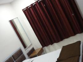 Anand P G hostel males only，位于那格浦尔的酒店