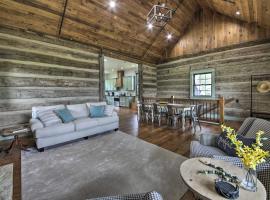 Bross Brothers Cabin with Wraparound Porch!，位于Cottleville的酒店