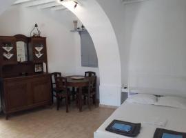 Antigonis traditional house in lefkes village，位于雷夫克斯的酒店