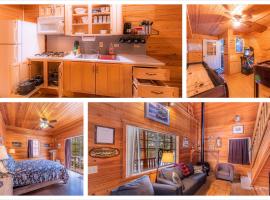 Cabin #4 The Wolves Den - Pet Friendly- Sleeps 6 - Playground & Game Room，位于佩森的木屋