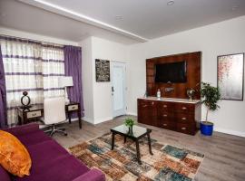 1 Bedroom Apartment with Luxurious Design in SD，位于圣地亚哥圣迭戈航空航天博物馆附近的酒店
