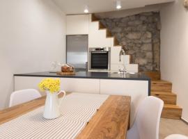 Romantic stone house in historic center of Vrbnik，位于瓦比尼科的度假屋