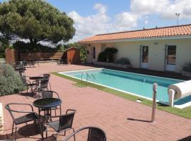 Hôtel auberge des charmilles，位于Sainte-Soulle的酒店