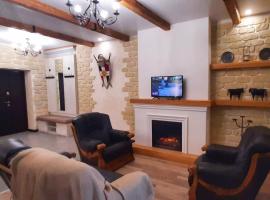 Гетьманські палати , Старе місто, 2 спальні, балкон-тераса , 85 м кв，位于卡缅涅茨-波多利斯基的酒店