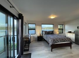 Private Oceanfront Room With Hot Tub & Firepit - Shore Thing，位于尤克卢利特的酒店