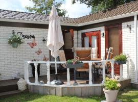 Heerlijk chalet op 5* camping，位于Tuitjenhorn的酒店