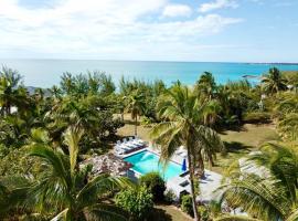 The Rainbow Bay Club and Inn Hotel and Restaurant，位于James Cistern的酒店
