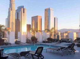 Huge Downtown LA Loft with Rooftop Pool & Jacuzzi，位于洛杉矶的酒店