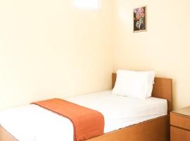 Muzdalifa Syariah near Alun Alun Gresik Mitra RedDoorz，位于Lumpur的酒店