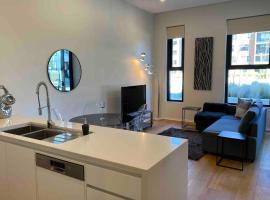 Luxe 2BR Executive Apartment Kingston Pool Parking WiFi BBQ Wine，位于金斯顿的酒店