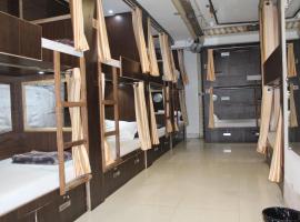 PARADISE AC DORMITORY，位于巴雷利的酒店