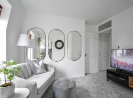 Stylish One Bed Apartment Near Cotswolds RAF，位于卡特顿的酒店