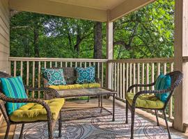 Modern Studio with Balcony about 1 Mi to Lake Lure!，位于卢尔湖的酒店