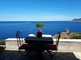 Coin de paradis vue dominante sur mer, montagne et tour génoise avec jacuzzi