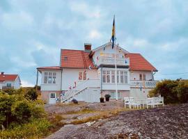 Fin lägenhet i vårt hus med uteplats på Käringön，位于卡琳贡的酒店