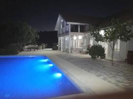 Infinity view villa，位于Nata的带泳池的酒店
