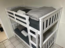 Single Size TOP Bunk Bed - Mixed Shared ROOM，位于迈阿密的酒店