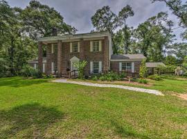 Bonifay Estate with Spring-Fed Swimming Hole!，位于Bonifay的酒店