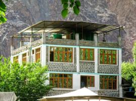 Maha organic garden restaurant，位于Turtok的酒店