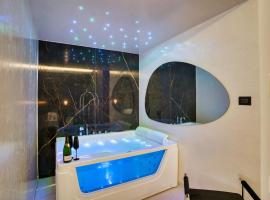 DISTINTO SUITE & ROOMS，位于莱切的带按摩浴缸的酒店