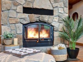 LOG CABIN w HOT TUB, BEACH access, near of TREMBLANT，位于Labelle的酒店