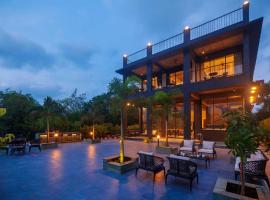 Sunset Boulevard by StayVista - Lakeside Villa with Pet-Friendly Ambiance, Deck, Terrace, Plunge Pool & Modern Flair，位于卡尔贾特的带停车场的酒店
