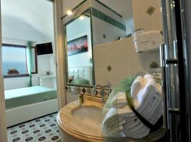 世界中心住宿加早餐旅馆，位于阿马尔菲的带按摩浴缸的酒店