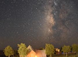 Skyline eco-camp，位于米茨佩·拉蒙的豪华帐篷营地