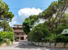Hotel Villa dei Pini，位于San Terenziano的带泳池的酒店