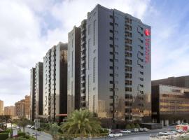 Ramada Hotel & Suites by Wyndham Ajman，位于阿吉曼Sharjah Paintball Park附近的酒店