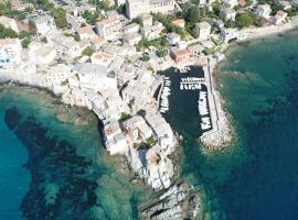 Une grande terrasse sur la mer，位于布伦德的酒店