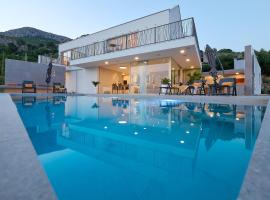 Design Villa Clavis-Brand new villa with a view，位于克利斯的别墅