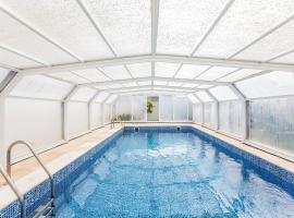 Mindelo 3BDR Duplex House W/Pool，位于明德卢的酒店