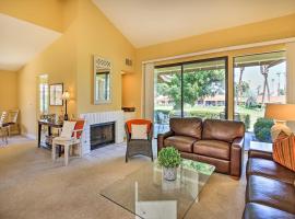 Sunny Palm Desert Pad with Patio and Pool Access!，位于棕榈荒漠的酒店