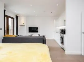 Luxury Studio Apartment St Albans - Free Parking with Amaryllis Apartments