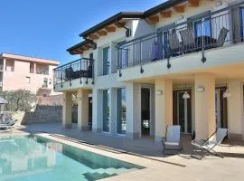 North House With Pool And Lake View