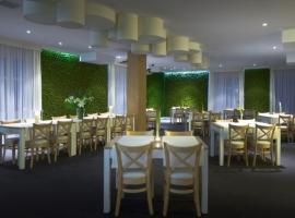 Hotel Słowik，位于耶德利纳-兹德鲁伊的酒店