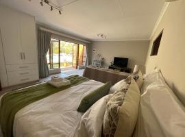 Olive Branch Cottage off grid，位于伯诺尼的酒店