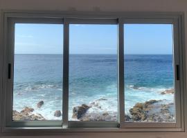 Maravillosas vistas al mar "Primera Línea" Apartamentos Can Toca - Seahouses，位于圣克鲁斯-德特内里费的海滩酒店
