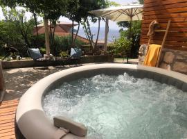 SECRET PARADISE-Holiday home with hot tub and BBQ，位于洛帕德的别墅